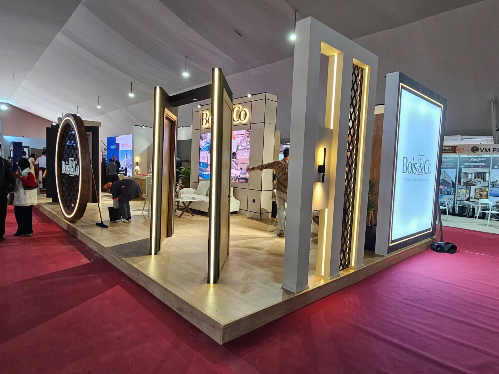 Stand Bois et Co avec portiques lumineux et espace de démonstration lors d’un salon professionnel