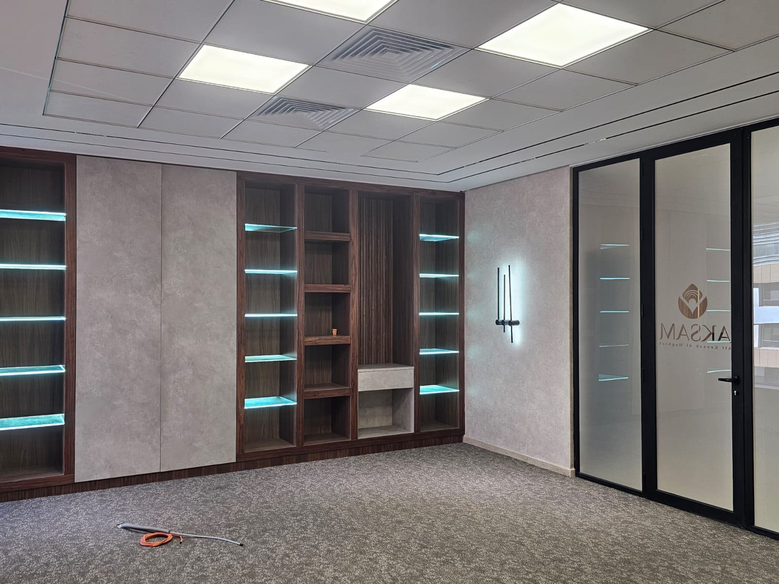 Bureau professionnel avec bibliothèques intégrées et cloisons vitrées