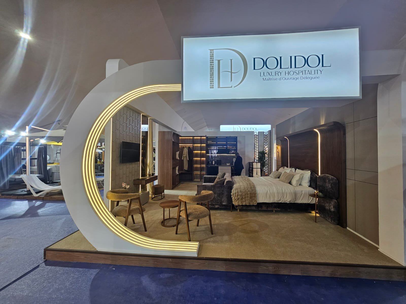 Stand Dolidol Luxury Hospitality avec arche lumineuse et univers de chambre haut de gamme